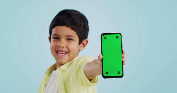 孩子、脸或手机在社交媒体上的工作室绿屏，