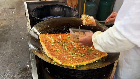 武汉街头特色美食小吃早餐豆皮制作过程