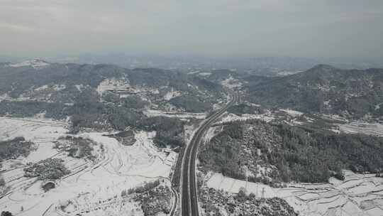 大山中的高速公路雪景航拍