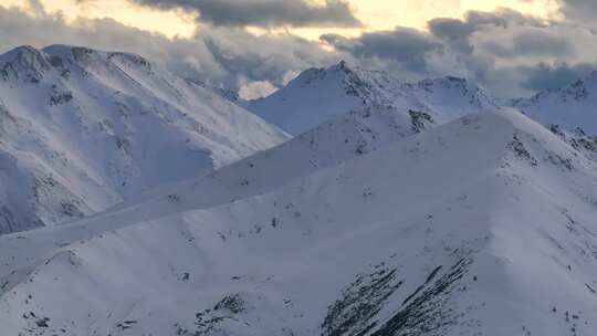 航拍雪山日照金山