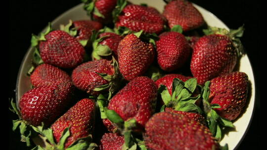草莓在碗里被分解