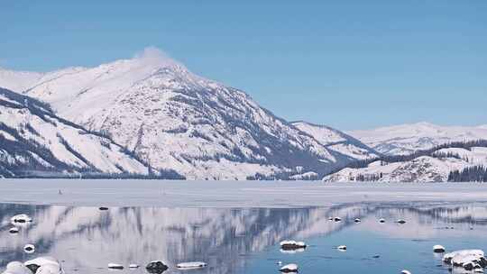 航拍新疆雪山风光