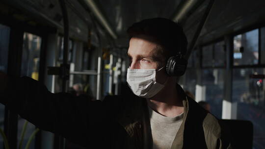 在公交车上带着口罩的男人视频素材模板下载