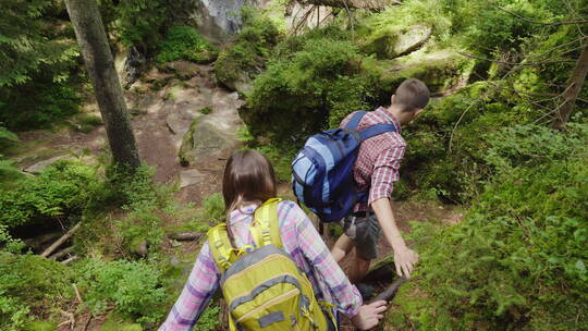 情侣在山中旅行