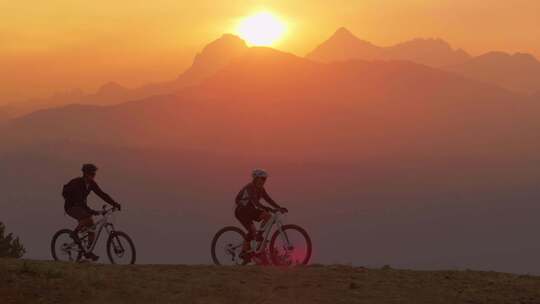 日落时骑自行车的人的剪影视频素材模板下载