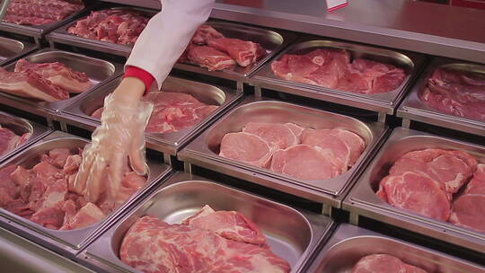 肉店摆放整齐的肉块