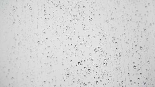 下暴雨玻璃窗上的雨滴