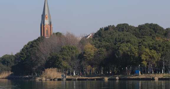 水边教堂建筑与城市高楼的景象