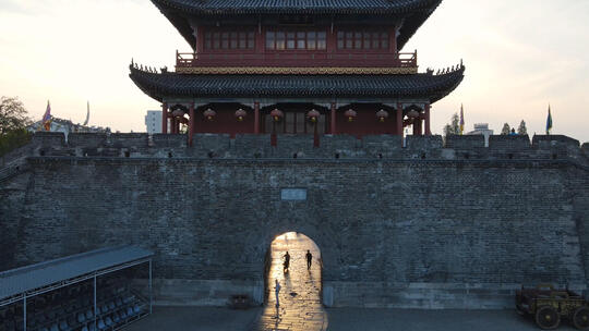 航拍湖北荆州古城城门与城墙