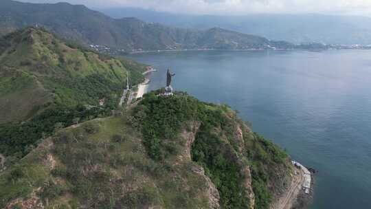 鸟瞰东帝汶附近风景优美的海岸线，有郁郁葱