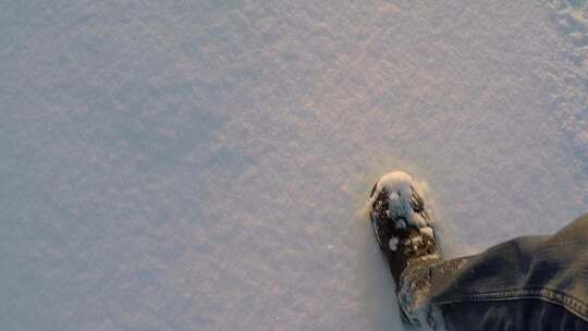 特写在厚厚的积雪里行走视频素材模板下载