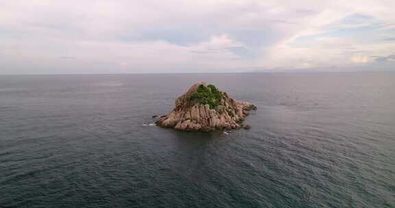 惊叹号的倾斜镜头看起来像泰国涛岛上的岛屿