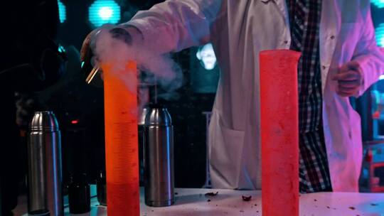 一位科学家将液氮倒入烧瓶中。