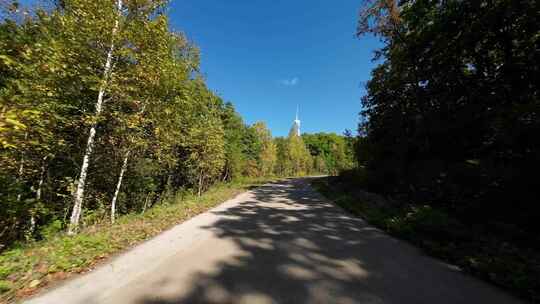 驾车行驶在风力发电场边道路上