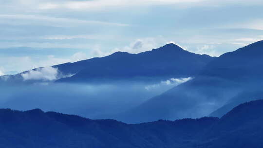 清晨的高山云雾