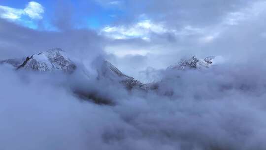 西藏云海雪山