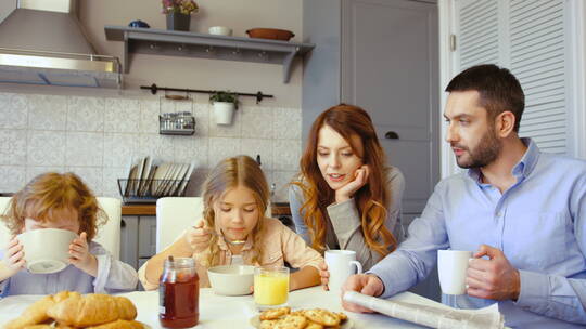 厨房吃早餐的快乐家庭