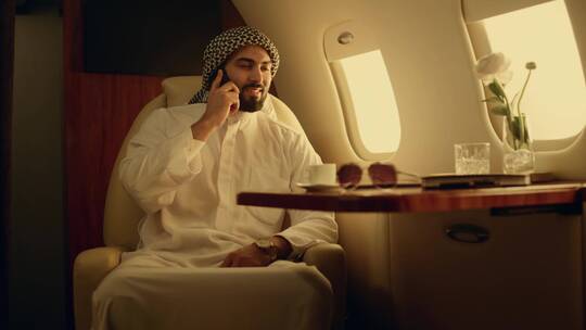 阿拉伯商人在机舱内打电话视频素材模板下载