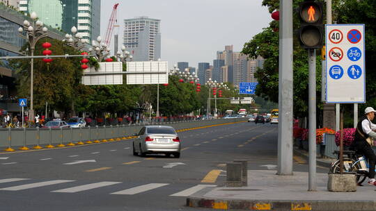 步行街红绿灯路口人流