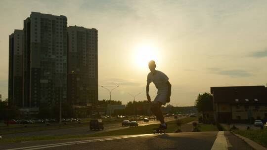 青少年在城市街道玩滑板视频素材模板下载