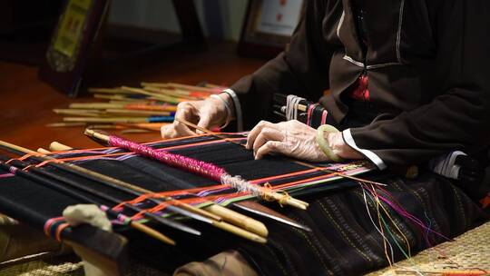 海南省黎族妇女手工穿梭织布视频素材模板下载