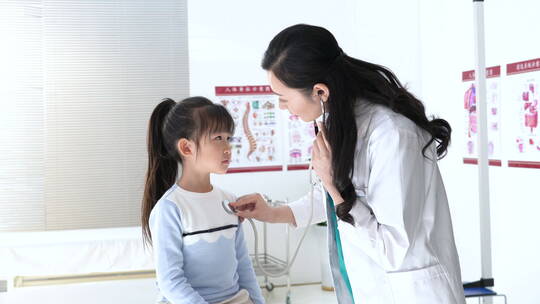 年轻女医生给小女孩检查身体视频素材模板下载
