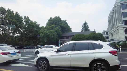 杭州西湖大道汽车窗外的风景视频素材模板下载