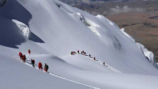 攀登冰川之父慕士塔格峰雪山的登山队