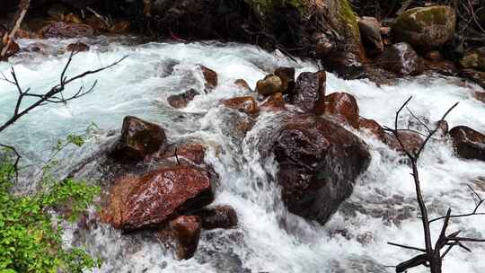 山石间流水小河河流