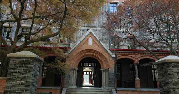 秋天美丽的枫叶民国特色建筑特写 苏州大学