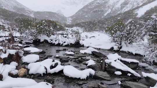 四川阿坝松潘岷山山脉白雪覆盖的河流