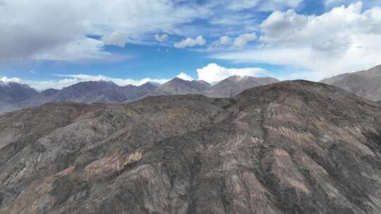 航拍新疆南部喀什地区没有植被的高山景观