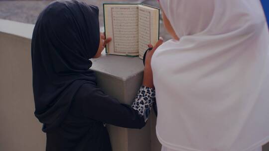 清真寺学校里读书的儿童