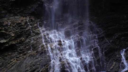 森林高山流水瀑布山水自然风景山峰岩石流水