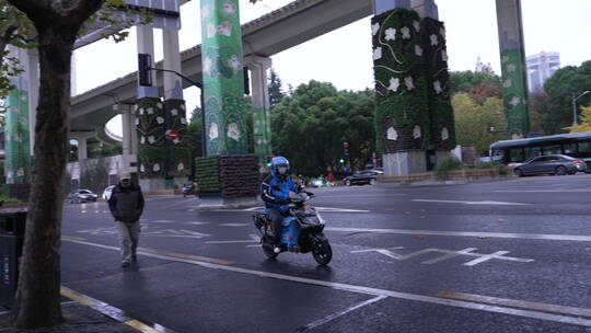 雨天骑手街景视频素材模板下载