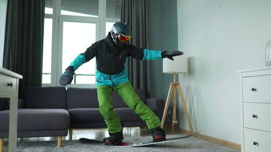 男人在家中练习滑雪