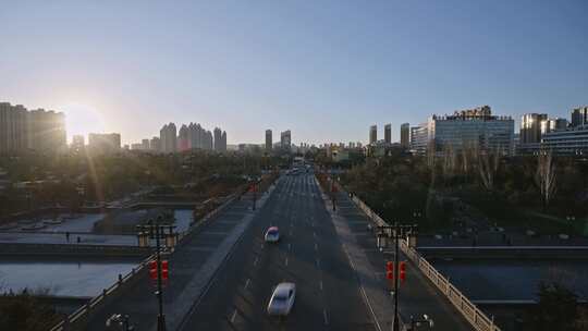 城市道路的阳光清晨景象