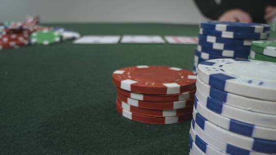扑克玩家展示口袋王牌的滑动极限特写镜头