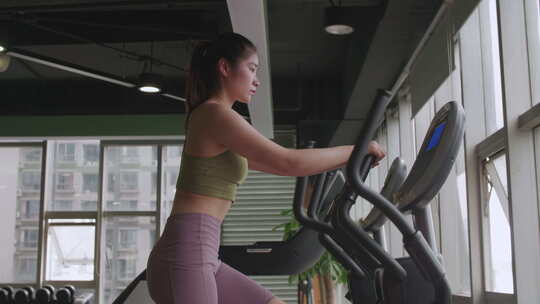 美女健身房锻炼身体跑步机