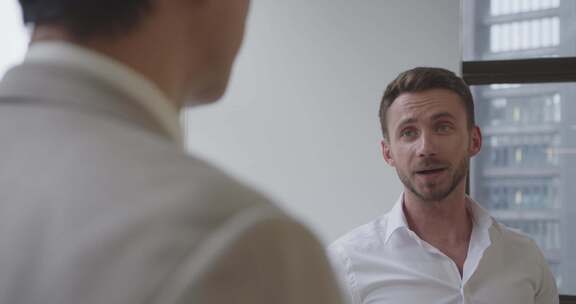 微笑握手的男人