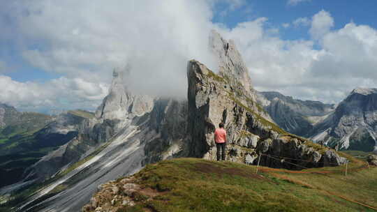 特伦蒂诺上阿迪格白云石阿尔卑斯山南蒂罗尔塞达和弗切塔山顶徒步旅行视频素材模板下载