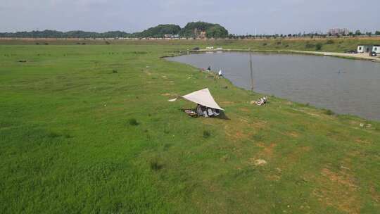 航拍野外露营地，有着农田森林河流的地方