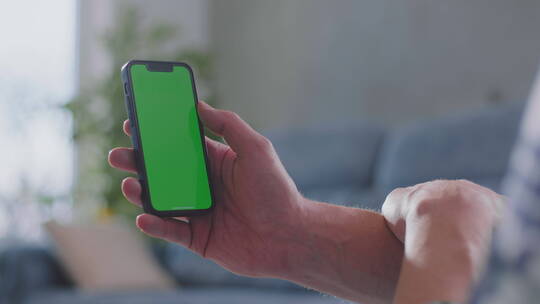 手里的绿屏手机视频素材模板下载