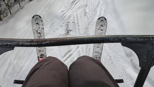 滑雪者乘坐雪橇在雪地里滑雪视频素材模板下载