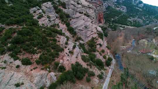 铁路轨道上有一座桥横跨山间空中的溪流