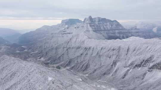 航拍大瓦山雪景和山顶上的电塔