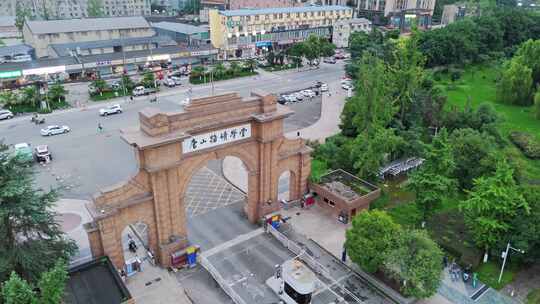 成都西南交通大学校门航拍