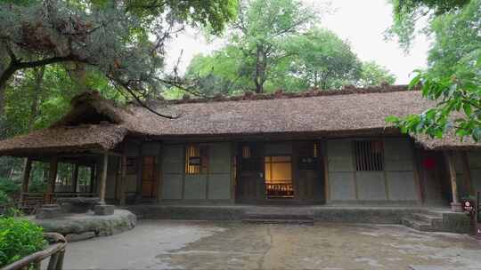 成都杜甫草堂草屋遗址下雨天空镜