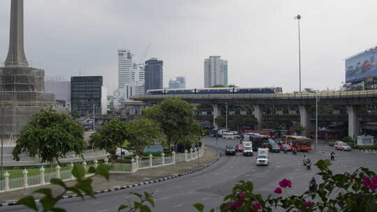 曼谷城市交通场景，汽车、公共汽车和高架轨