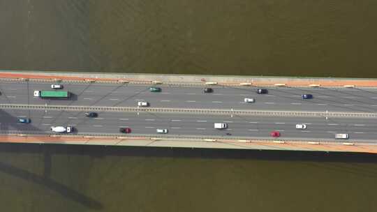 航拍车辆在桥上行驶
